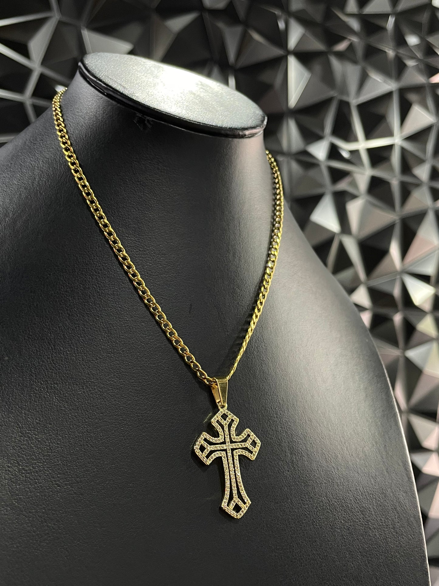 Cruz ICED Perforada Dorada