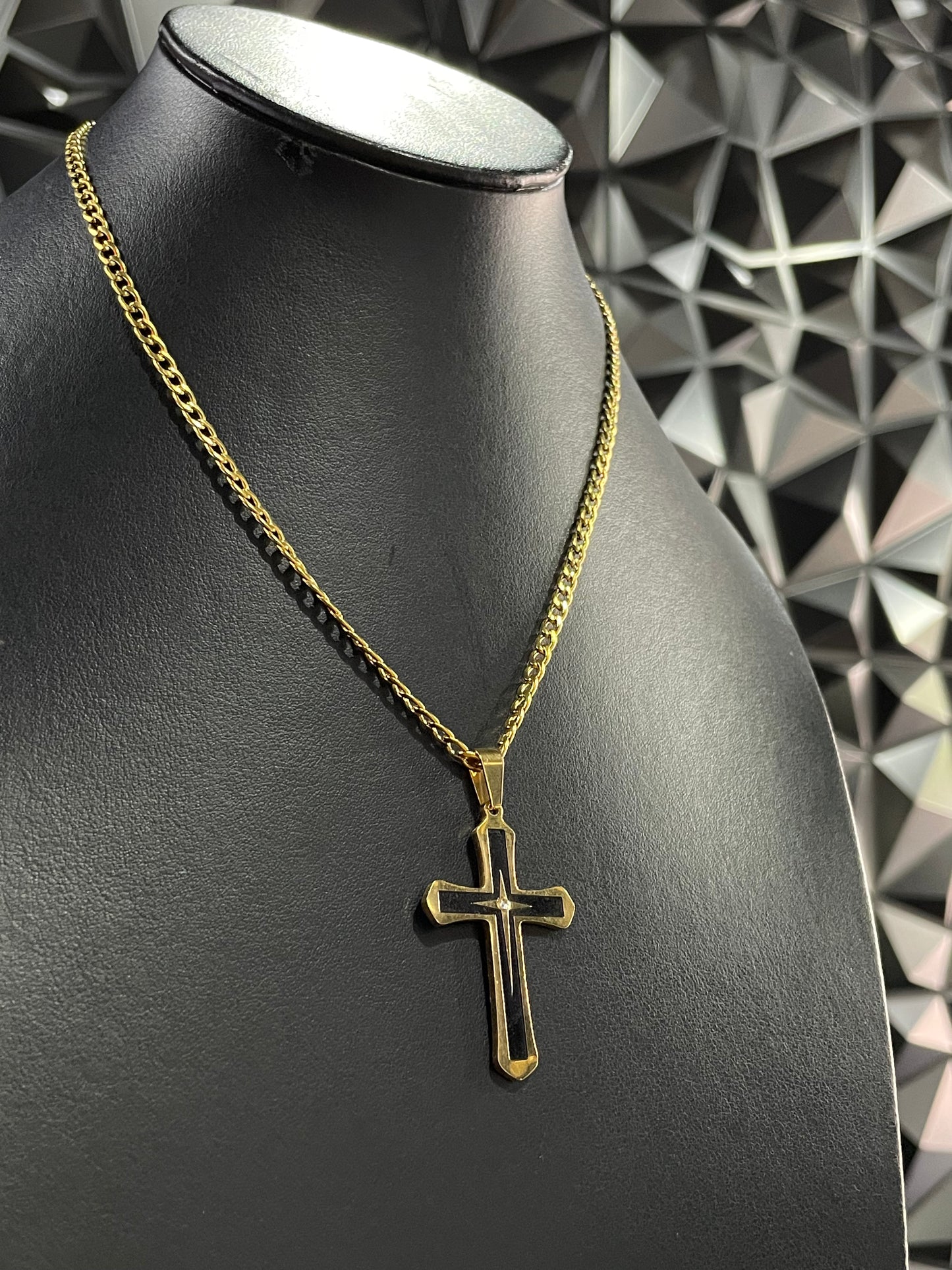 Cruz Centro Negro Dorada