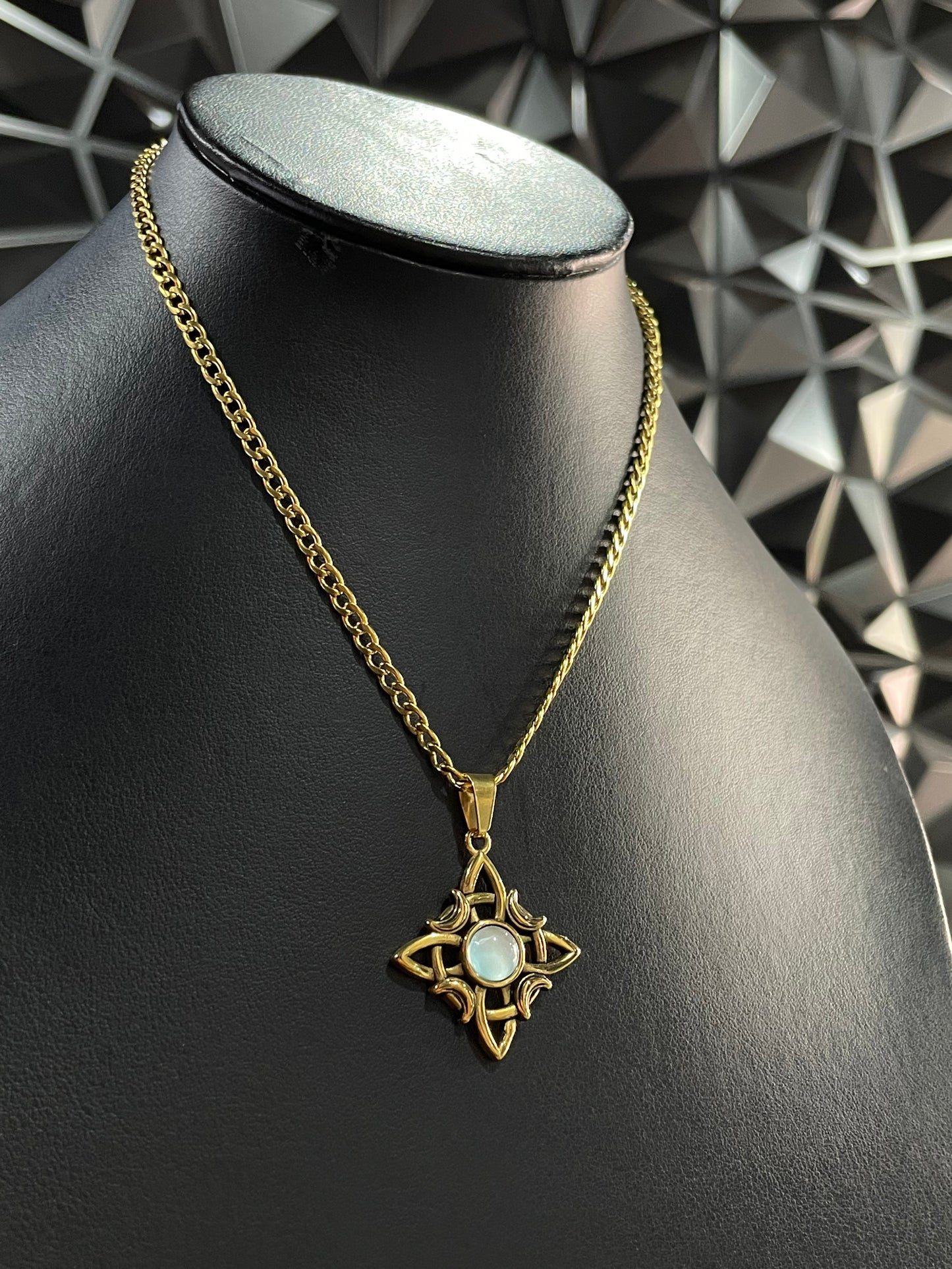 Estrella Geométrica Piedra Central Dorada