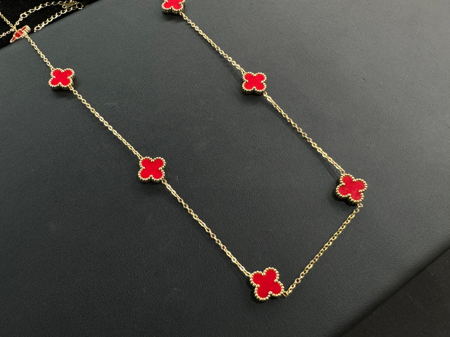 Collar Trébol Dorado Rojo 75cm Medida larga