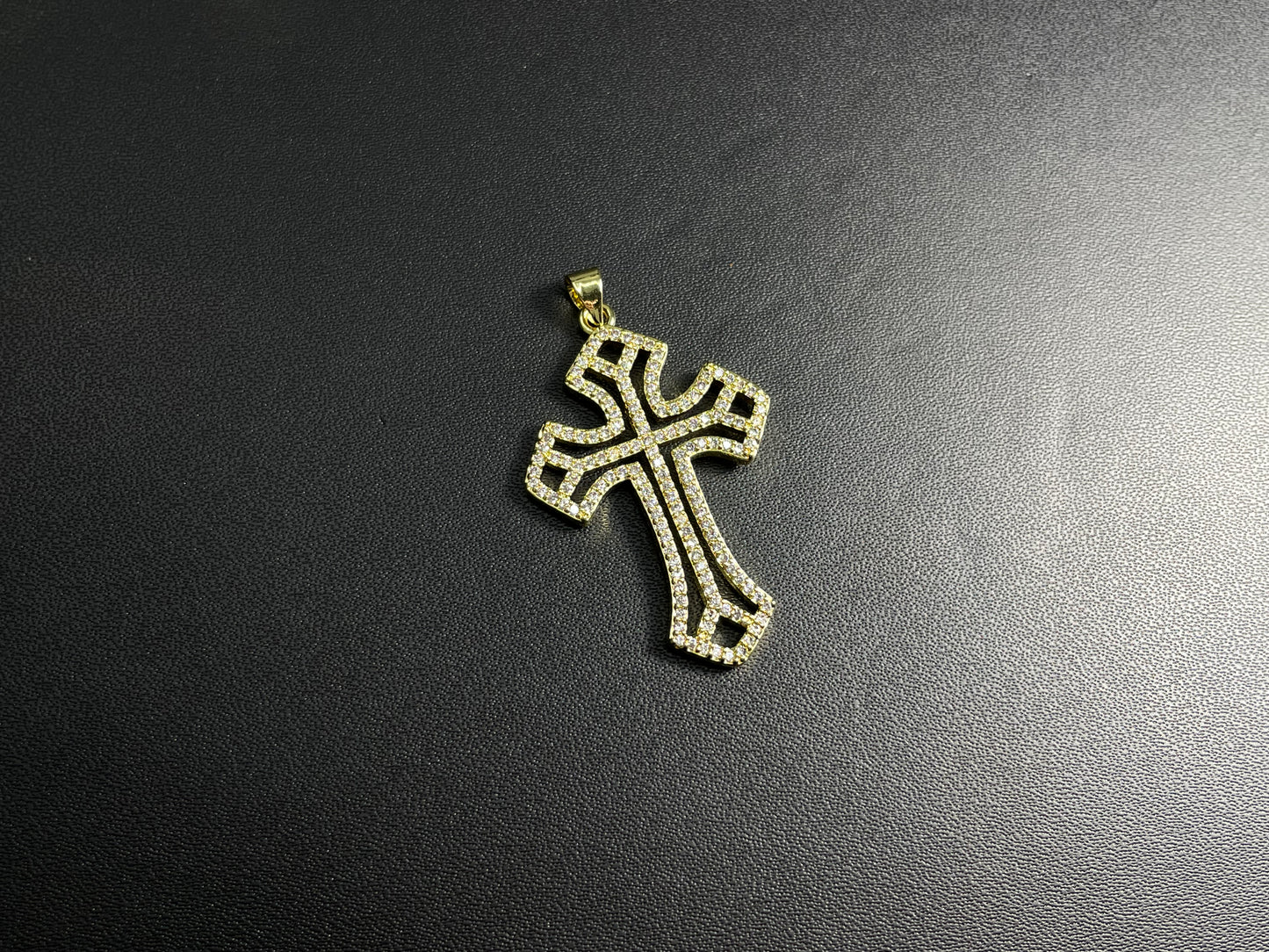 Cruz ICED Perforada Dorada