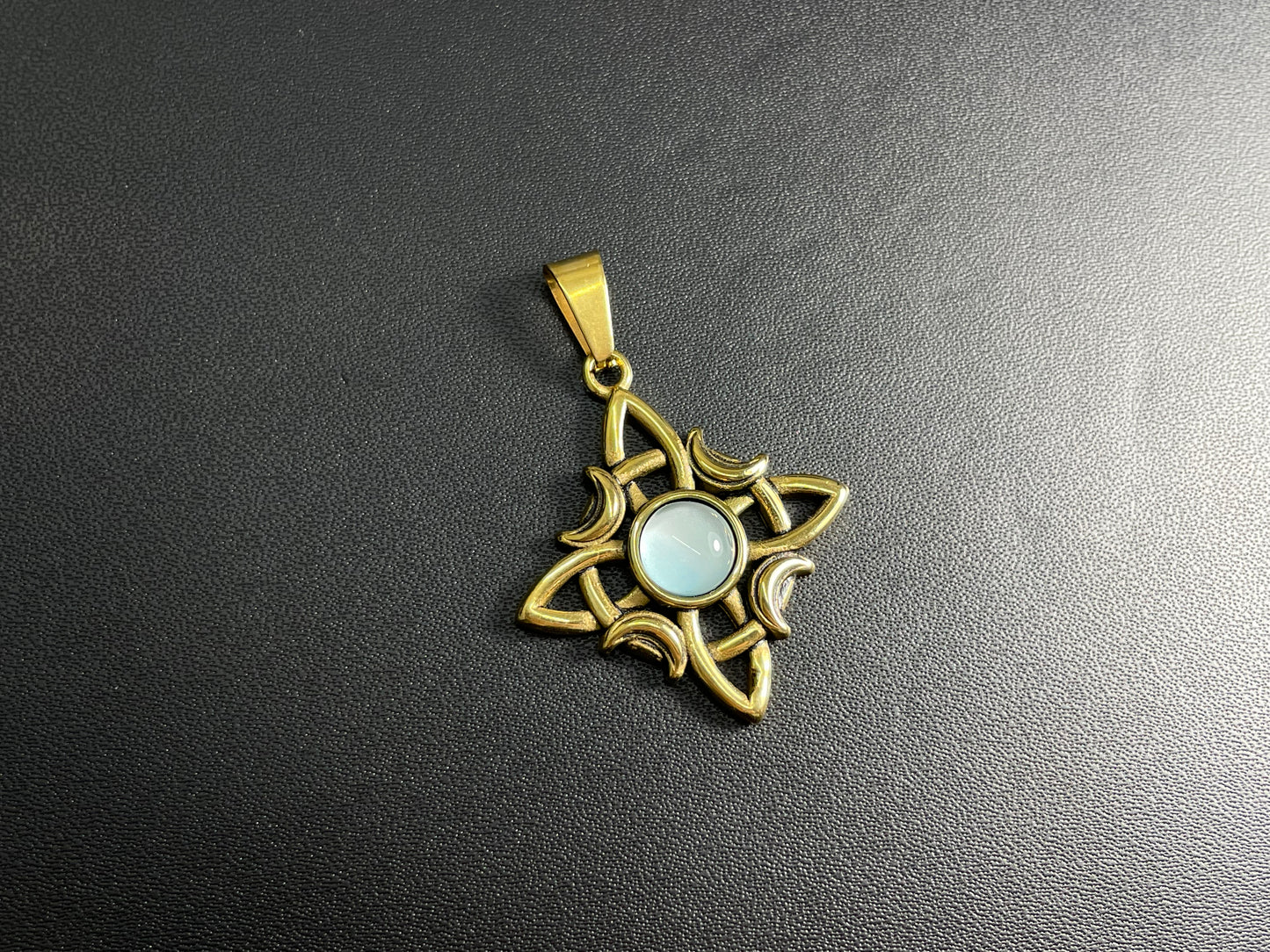 Estrella Geométrica Piedra Central Dorada